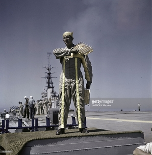 163033653 the aircraft carrier arromanches rangés sur gettyimages