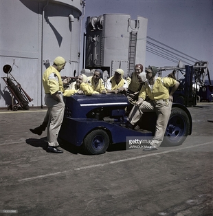 163033656 the aircraft carrier arromanches rangés sur gettyimages