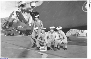 1962 : Sur le plont d'envol de l'Arromanches, devant un "Corsair"