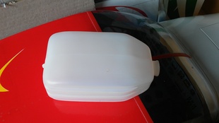 Nádrž nemá na sobě žádný nápis, ale stavebnice je Gas engine