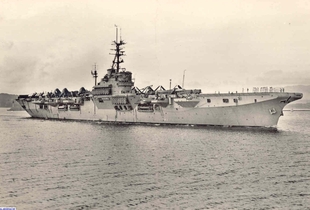 alabordache.fr Le porte avions Arromanches à la sortie des passes de Toulon, vers 1950