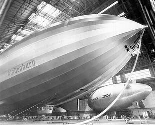 Big%20Hindenburg%20and%20ZMC 2%20in%20Hangar%201
